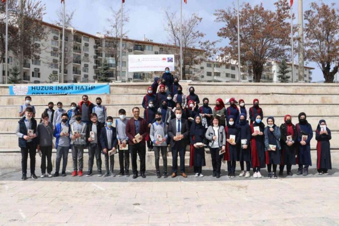 Tarihi Binanın Bahçesinde Kitap Okudular