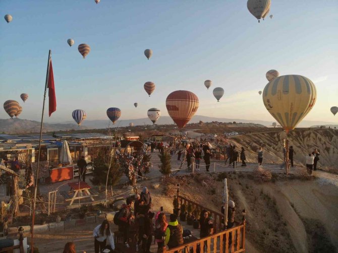 Kapadokya’da Bir Hafta Aradan Sonra Tekrar Havalanan Görsel Şölen Oluşturdu