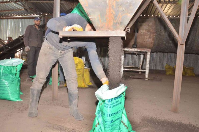 Yerin Yüzlerce Metre Altından Çıkarılan Leonardit, Topraklara Bereket Oluyor