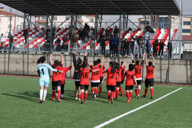 Van Büyükşehir Belediyesi Kadın Futbol Takımı Liderlik Koltuğuna Oturdu