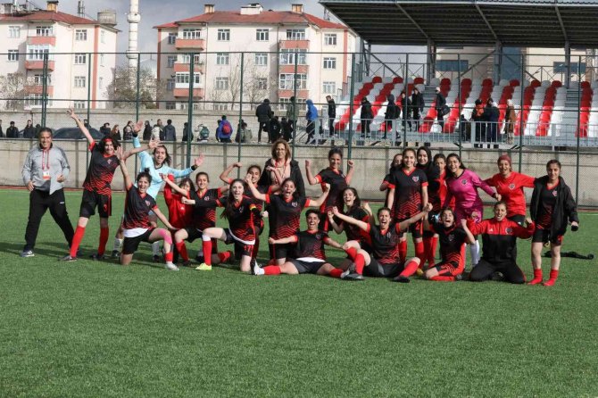 Van Büyükşehir Belediyesi Kadın Futbol Takımı Liderlik Koltuğuna Oturdu