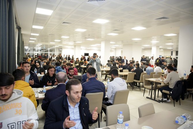 Vali Epcim, İftarını Öğrencilerle Yaptı