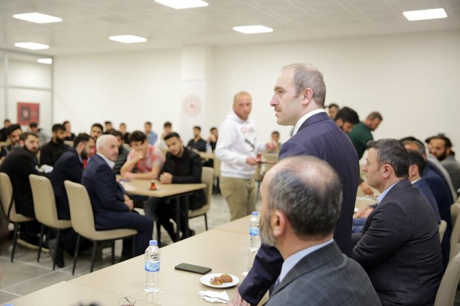 Vali Epcim, İftarını Öğrencilerle Yaptı