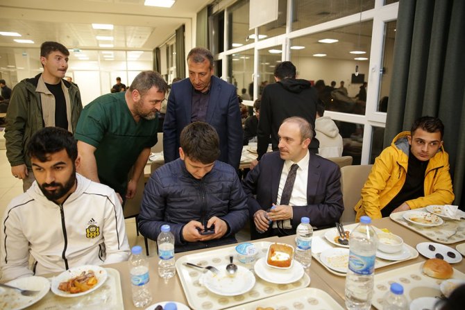 Vali Epcim, İftarını Öğrencilerle Yaptı