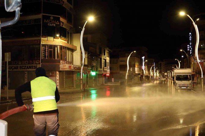 Van Büyükşehir’den Gece Boyu Temizlik Mesaisi