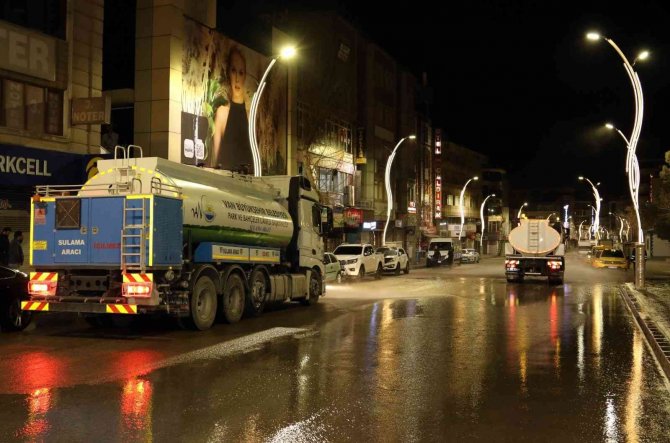 Van Büyükşehir’den Gece Boyu Temizlik Mesaisi