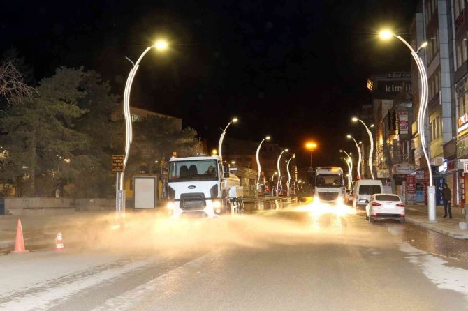 Van Büyükşehir’den Gece Boyu Temizlik Mesaisi