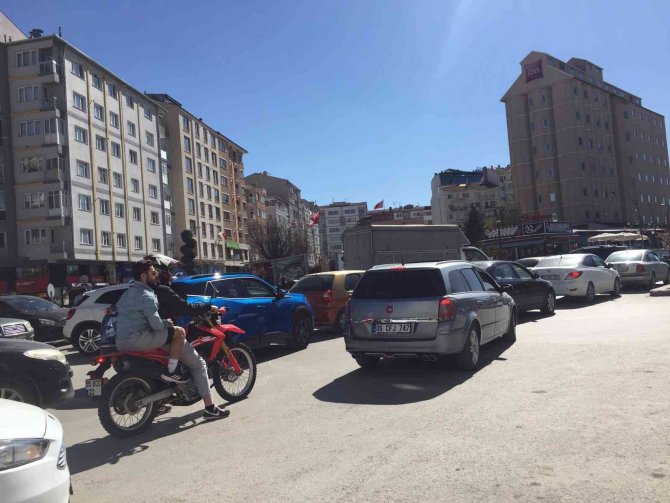 Üniversite Caddesi’nde Sıkışan Trafik Araç Sahiplerine Zor Anlar Yaşattı