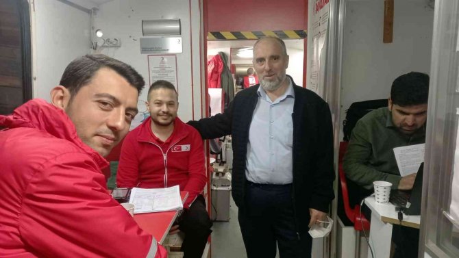 Camii Cemaati Teravih Sonrası Kan Verdi