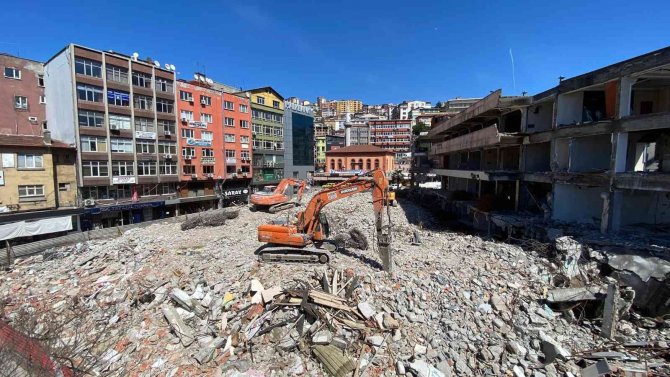 Zonguldak’ta 130 Esnafın Tahliye Edildiği İş Hanının Yıkımı Devam Ediyor