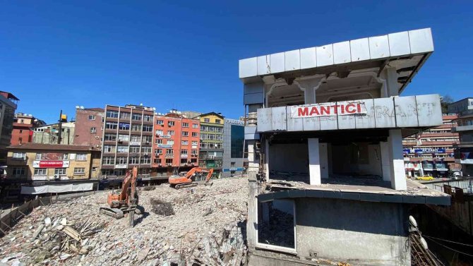 Zonguldak’ta 130 Esnafın Tahliye Edildiği İş Hanının Yıkımı Devam Ediyor