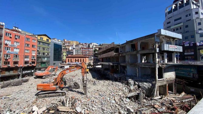 Zonguldak’ta 130 Esnafın Tahliye Edildiği İş Hanının Yıkımı Devam Ediyor