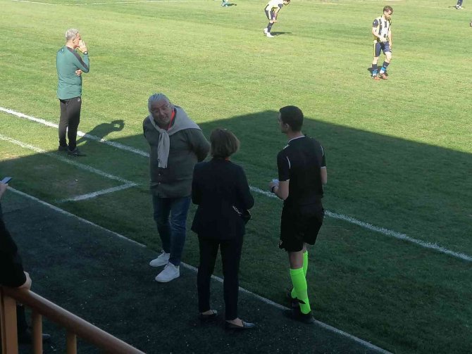Profesyonel Maçta Kadın Saha Komiserine Büyük Saygısızlık