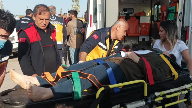 Otomobiller Kavşakta Çarpıştı: 5 Yaralı