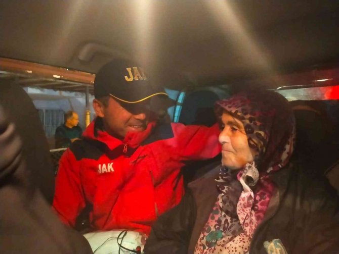 Kayıp Alzheimer Hastası Kadını Jandarma Buldu