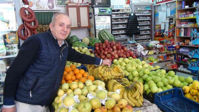 Sahur Vaktinde Geldiği Marketten Muz Kasasını Alıp Yoluna Devam Etti
