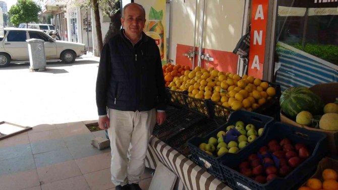 Sahur Vaktinde Geldiği Marketten Muz Kasasını Alıp Yoluna Devam Etti