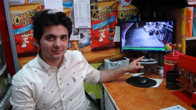 Sahur Vaktinde Geldiği Marketten Muz Kasasını Alıp Yoluna Devam Etti