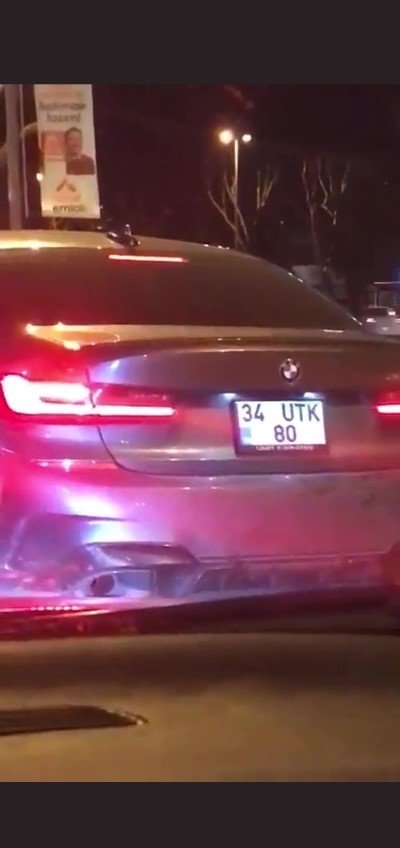 Arabada Bebeği Olan Kadın Sürücünün Aracına Saldırıp Aynasını Kıran Maganda Kamerada