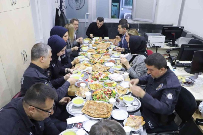 Başkan Deveci Ve Atakum Kent Konseyi Polislerle İftar Yaptı