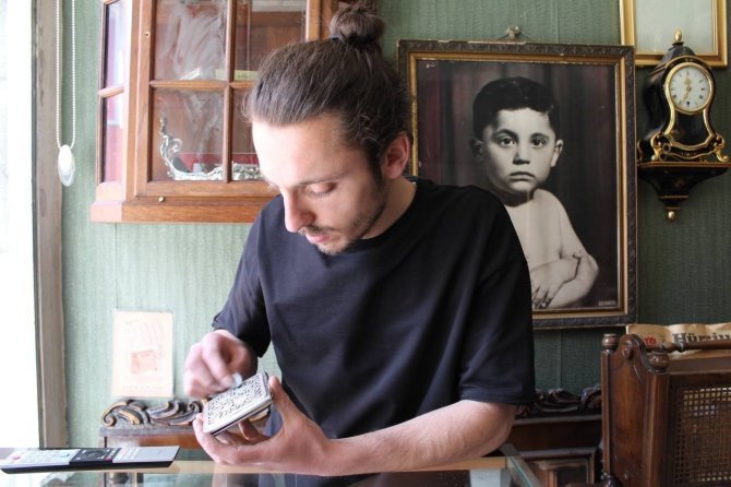 Bayburt’taki Antikacıdaki 2 Asrı Aşkın Tarihi Saatlere, Eşyalara Yoğun İlgi