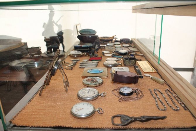 Bayburt’taki Antikacıdaki 2 Asrı Aşkın Tarihi Saatlere, Eşyalara Yoğun İlgi