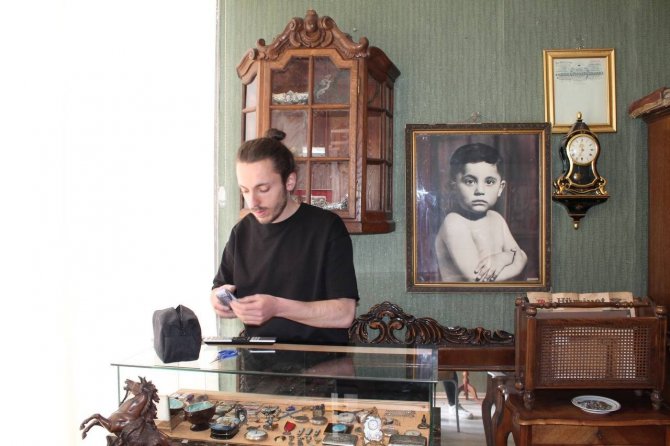 Bayburt’taki Antikacıdaki 2 Asrı Aşkın Tarihi Saatlere, Eşyalara Yoğun İlgi