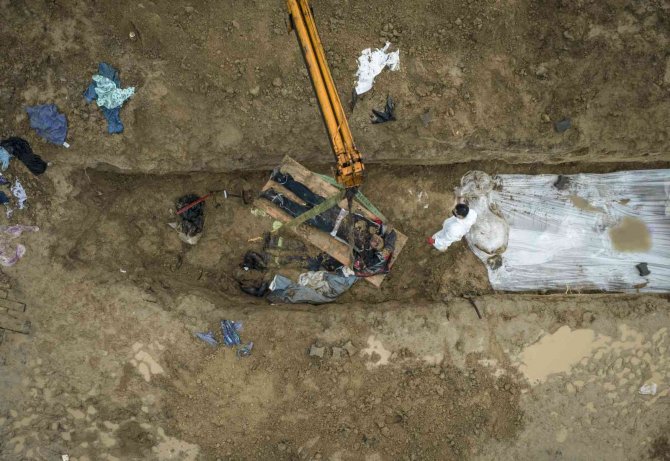 Bucha’daki Toplu Mezardan Çok Sayıda Ceset Çıkarıldı