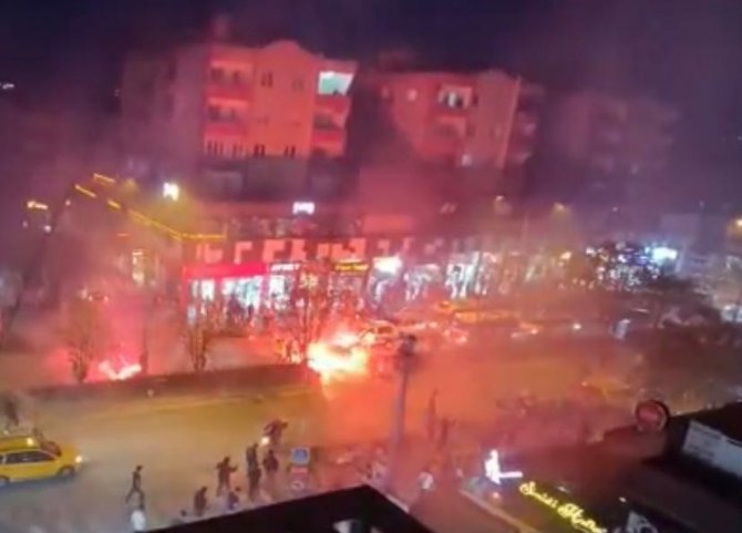 Fenerbahçe Ve Galatasaray Taraftarı Birbirine Girdi