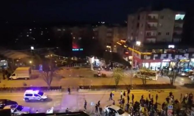 Fenerbahçe Ve Galatasaray Taraftarı Birbirine Girdi