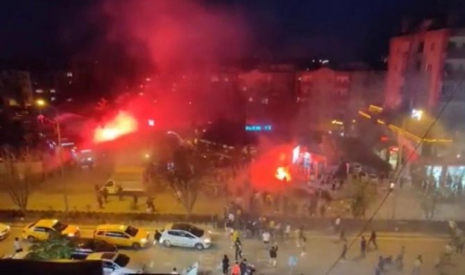 Fenerbahçe Ve Galatasaray Taraftarı Birbirine Girdi