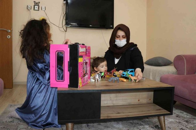 3 Çocuk Annesi, Tanısı Konulamayan Hastalığında Hayata Tutunabilmenin Bir Yolunu Arıyor