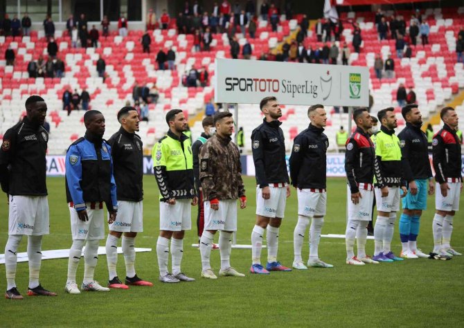 Sivassporlu Futbolcular, Sahaya Polis Üniforması İle Çıktı