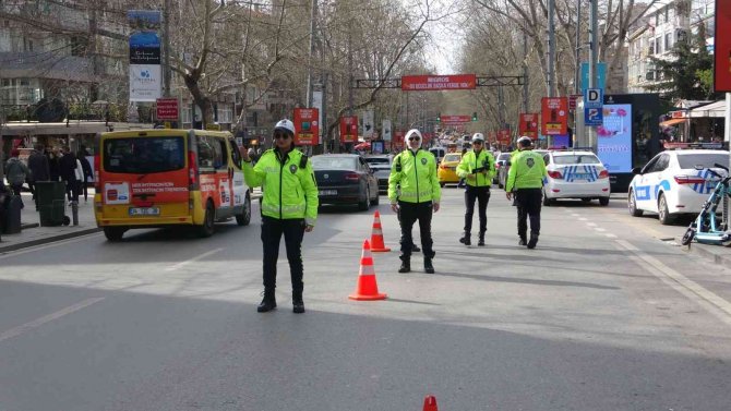 Bağdat Caddesi’nin Trafiği Onlara Emanet
