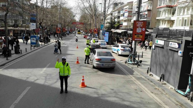 Bağdat Caddesi’nin Trafiği Onlara Emanet