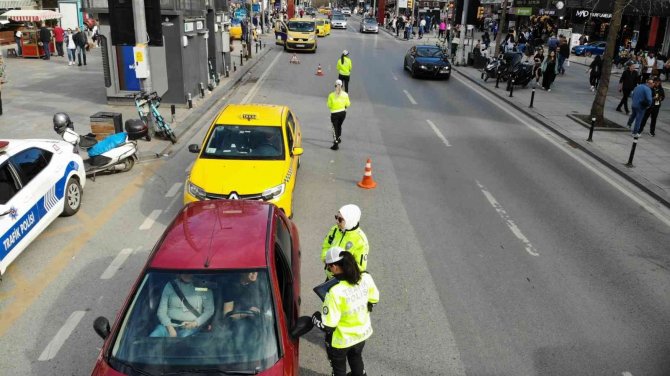 Bağdat Caddesi’nin Trafiği Onlara Emanet