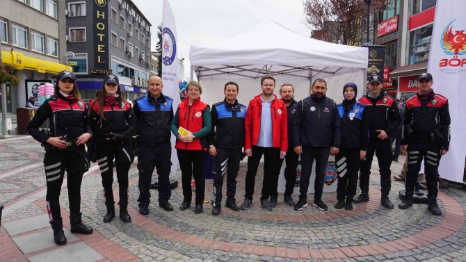 Edirne’de Polis Ekipleri Vatandaşlara Hem Hediye Dağıttı, Hem Broşürle Bilgilendirdi