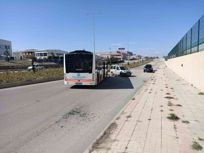 Eskişehir’de Halk Otobüsü Ve Otomobil Çarpıştı: 2 Yaralı