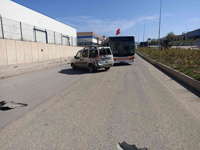 Eskişehir’de Halk Otobüsü Ve Otomobil Çarpıştı: 2 Yaralı