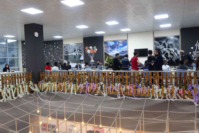 Vatanlarından On Binlerce Kilometre Uzakta İftar Yaptılar