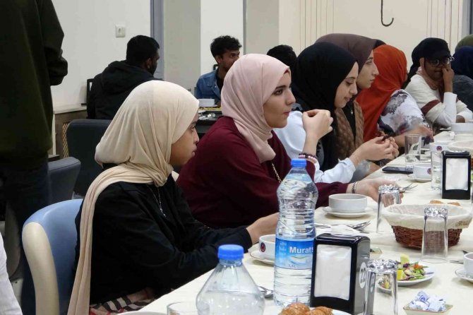 Vatanlarından On Binlerce Kilometre Uzakta İftar Yaptılar