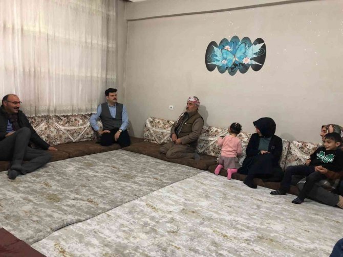Kaymakam Kurt Ve Belediye Başkanı Dündar Gazi Ailesiyle İftar Açtı