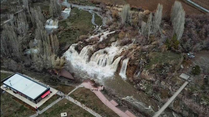 Havaların Isınmasıyla Birlikte Muradiye Şelalesi Coştu