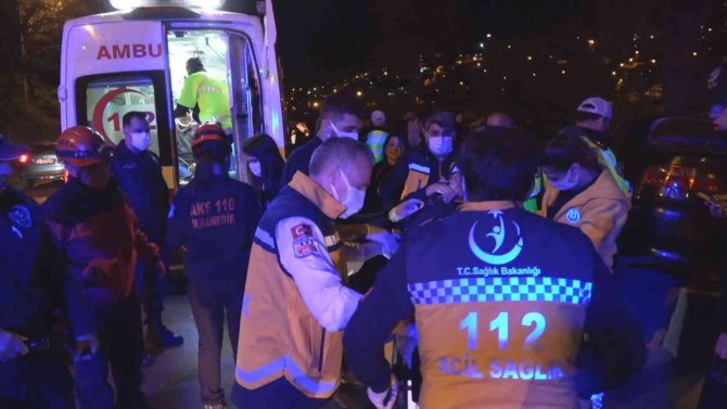İ̇zmir’de Sıkıştırılan Araç Ağaca Çarptı: 2 Yaralı
