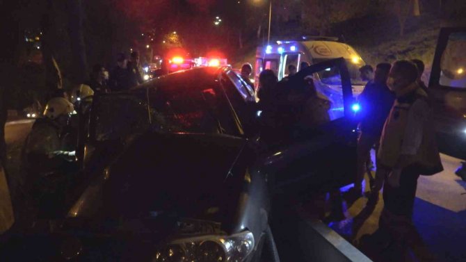 İ̇zmir’de Sıkıştırılan Araç Ağaca Çarptı: 2 Yaralı