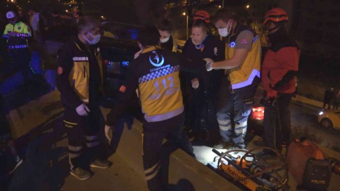 İ̇zmir’de Sıkıştırılan Araç Ağaca Çarptı: 2 Yaralı
