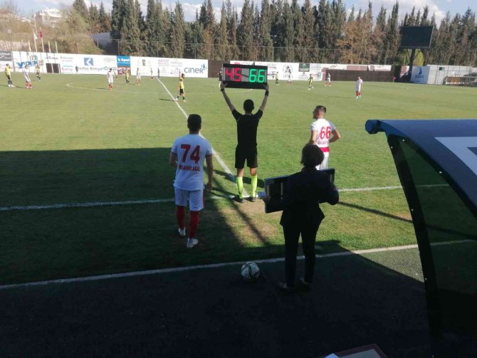 Profesyonel Maçta Kadın Saha Komiserine Büyük Saygısızlık