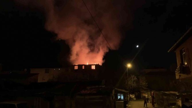 Maltepe’de Yangın Paniği: Çatı Katı Alevlere Teslim Oldu