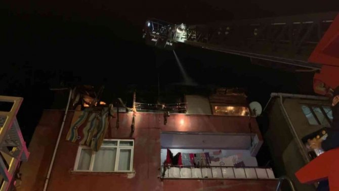 Maltepe’de Yangın Paniği: Çatı Katı Alevlere Teslim Oldu
