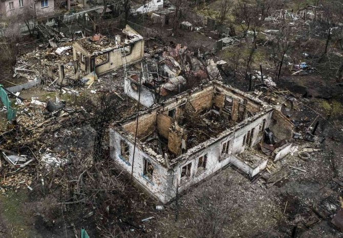 Rus Ordusu, Andriivka Köyünü ‘Çocuk Ve Kadın Var’ Yazılarına Rağmen Bombaladı